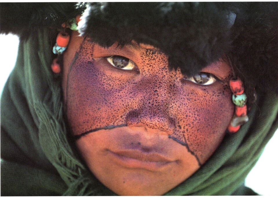 カイラス山を巡礼する娘