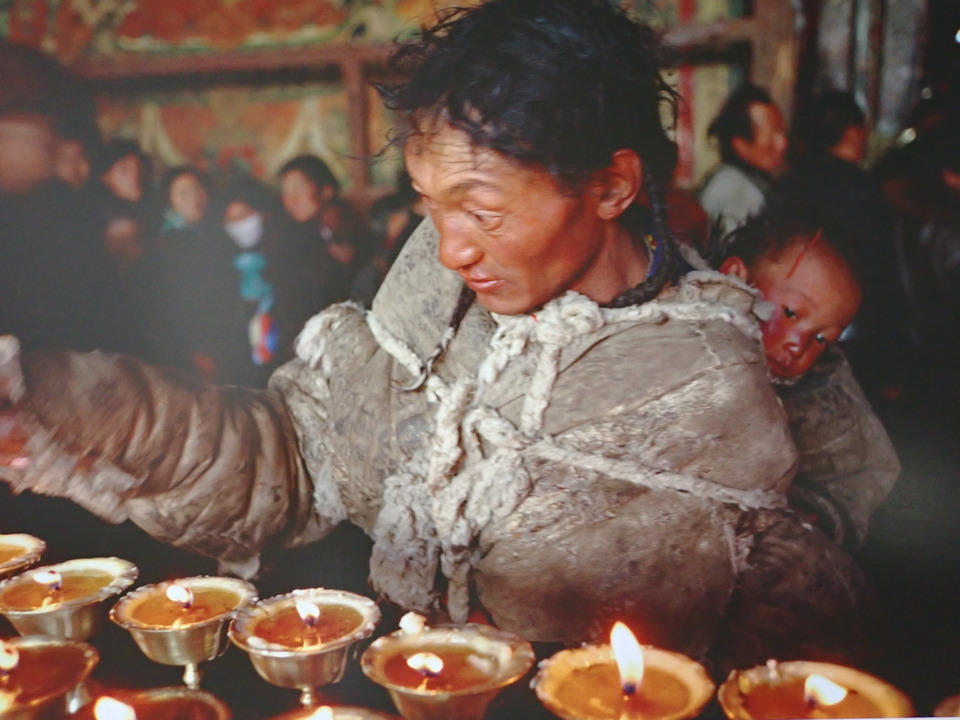 バター灯明を捧げる巡礼者