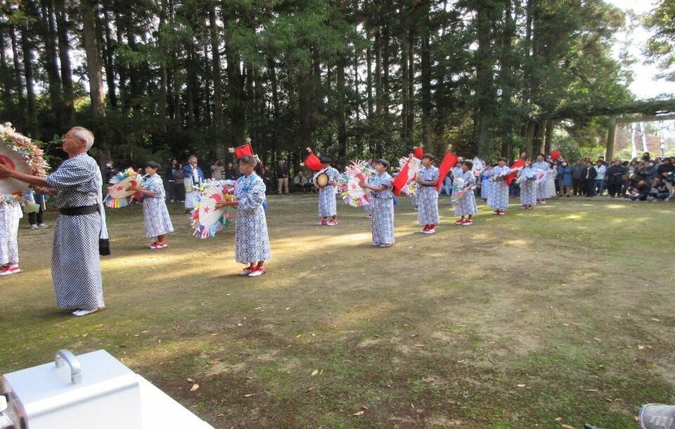 R7小学校うちわ踊り